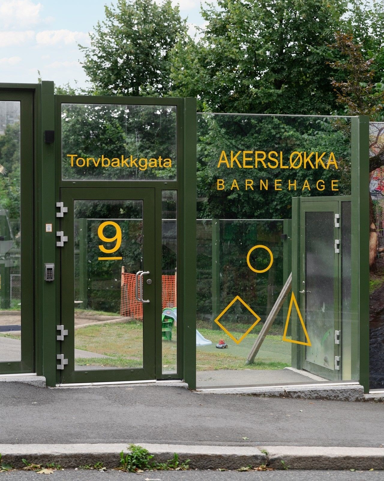 Akersløkka barnehage ligger rett over gaten. Barnehagen er fordelt på to hus, hvor småbarnsavdelingene Egget og Larven holder til i Torvbakkgata 9, og aldersblandede avdelingene Kokongen og Sommerfuglen holder til i Stolmakergata 12. Galleribilde