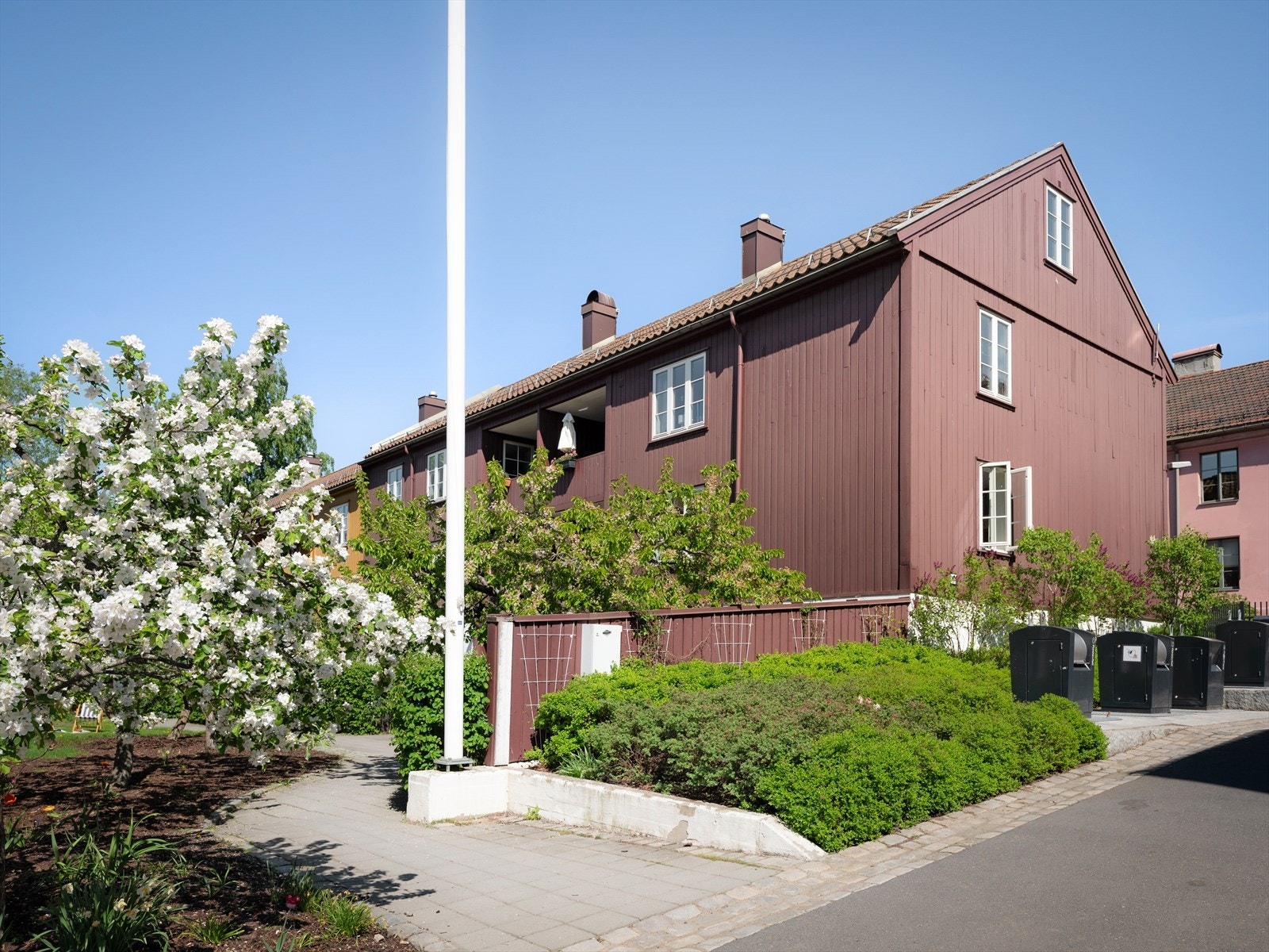 Sitat selger: "Vi elsker den sentrale beliggenheten på Løkka, det sjarmerende huset og den frodige og rolige bakgården." Stolmakergata er bygget i 1984-85, men fikk da en stil som gjenspeiler den opprinnelige byggestilen området hadde på 1800-tallet. Galleribilde