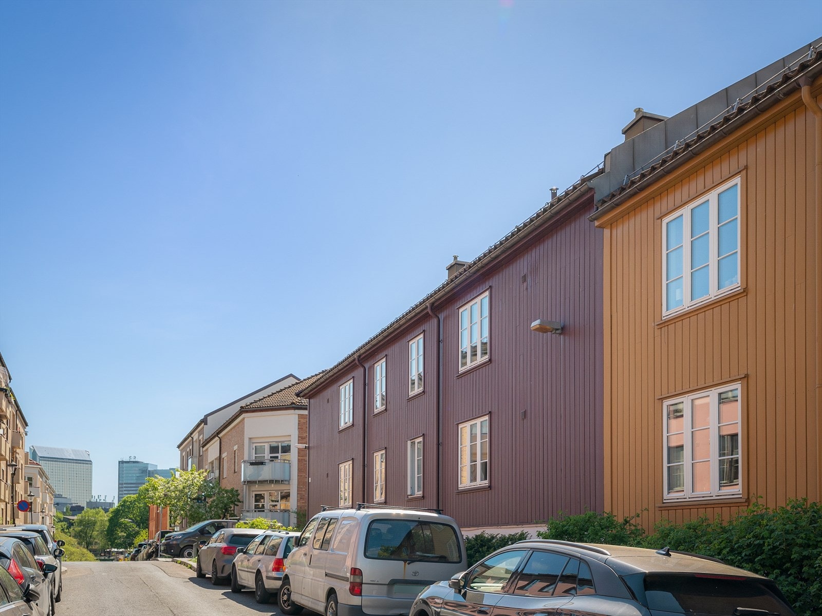 "Det aller beste med leiligheten er nok beliggenheten og at livet er så lett å leve her. Det er så unikt med Akerselva på ene siden og Markveien på den andre, samtidig som gata er så rolig. Vi går til barnehagen på 2 min." Galleribilde
