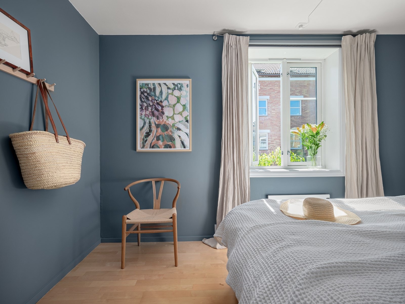 Det er ellers rikelig med plass for oppbevaring i den store skyvedørsgarderobe. Man kan også innrede med kommoder langs sideveggen. Galleribilde