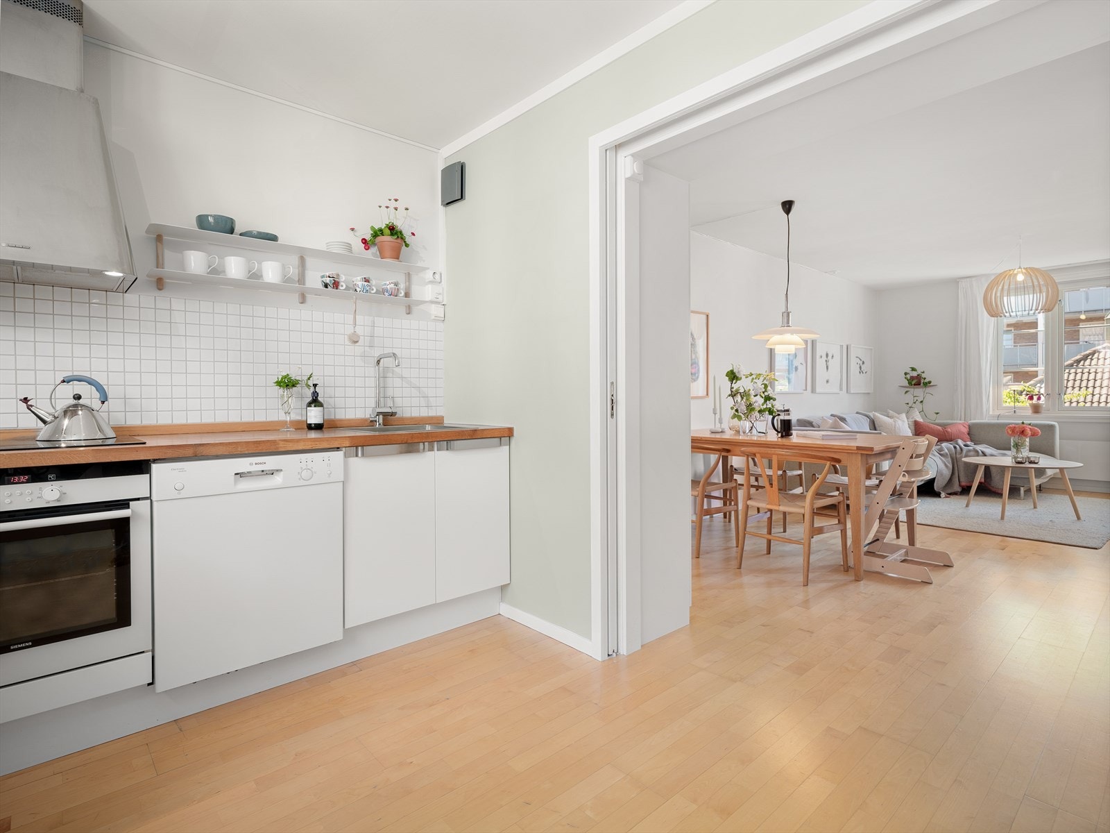 Når kokken trenger arbeidro kan den doble skyvedøren skjerme av mot stuerommet. Galleribilde