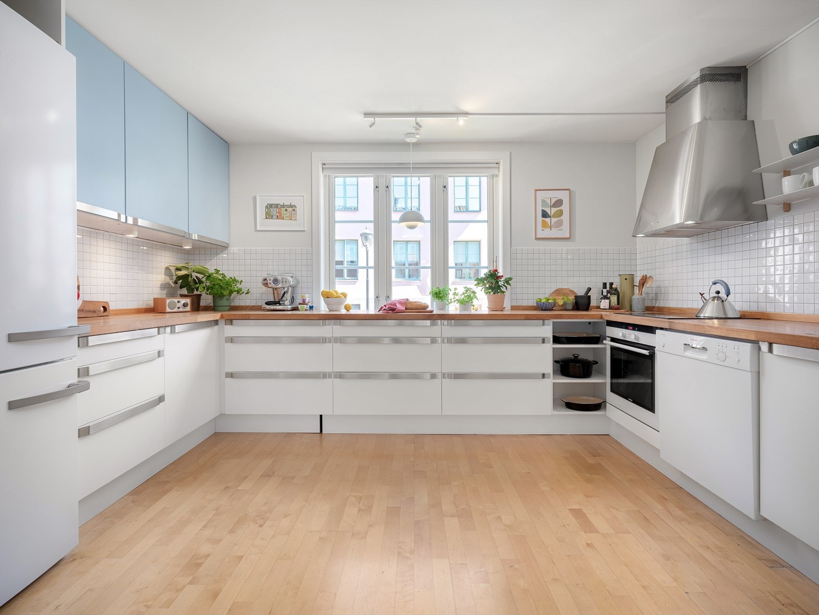 På det store og flotte kjøkkenet er det god plass til at hele familien kan kokkelere. Arealet er utnyttet til det fulle med rikelig skapinnredning. Galleribilde