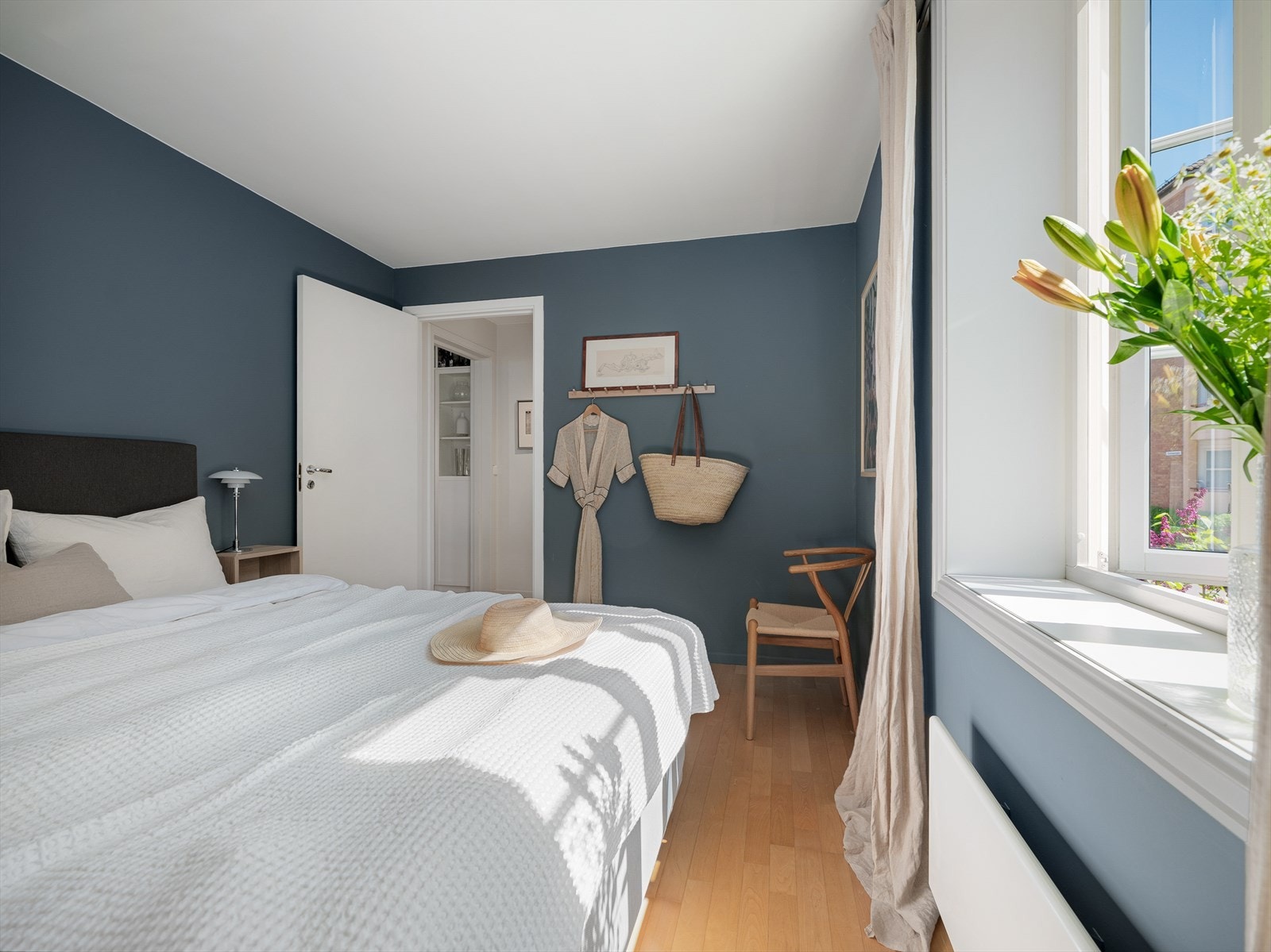 Soverommene ligger i behagelig avstand fra hverandre på hver sin ende av leiligheten. Galleribilde