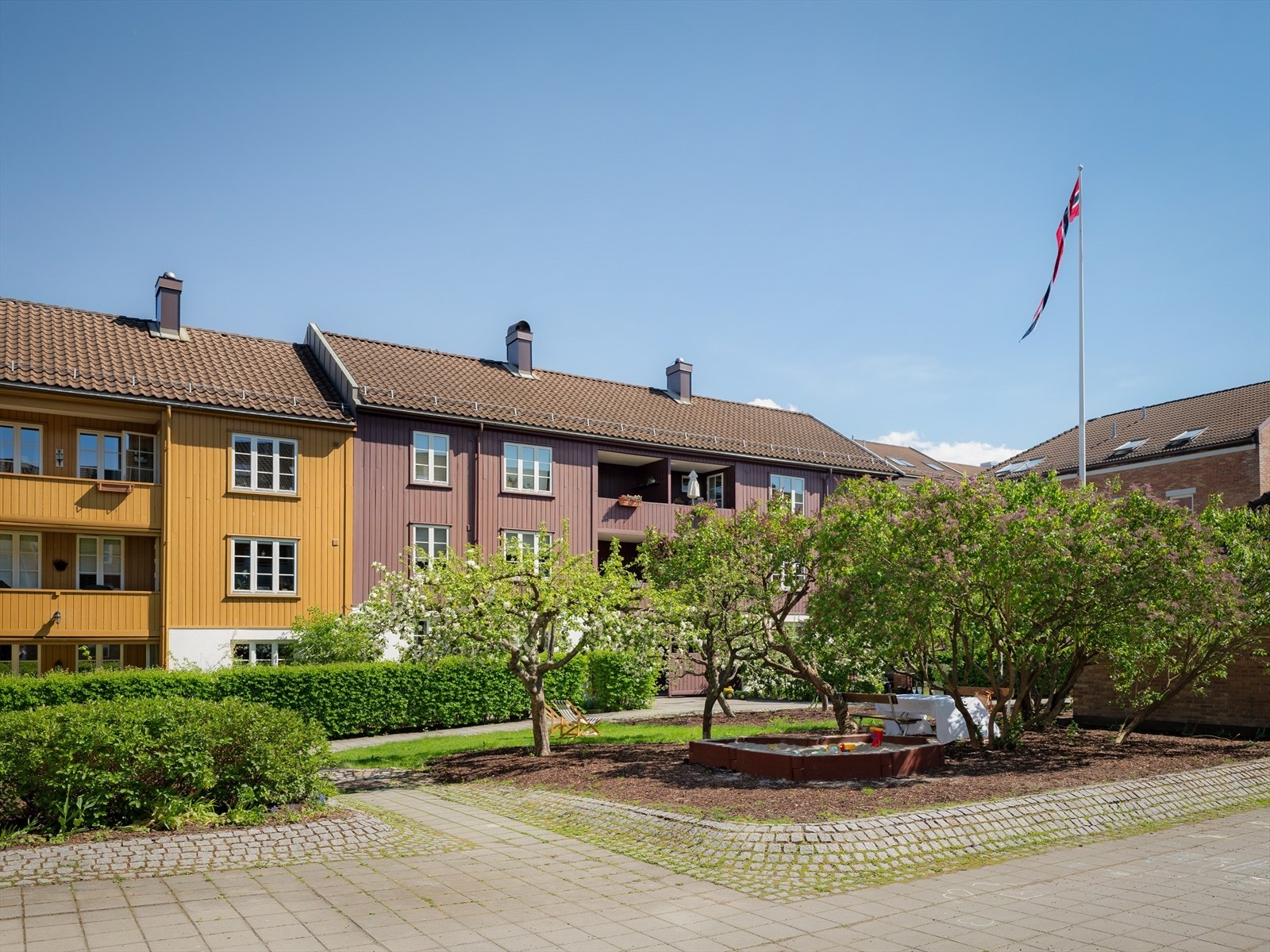 "Vi spiser middag på balkongen og barna kan leke i bakgården. Naboene vanner blomster for hverandre. Det er et veldig fint sted å bo." Galleribilde