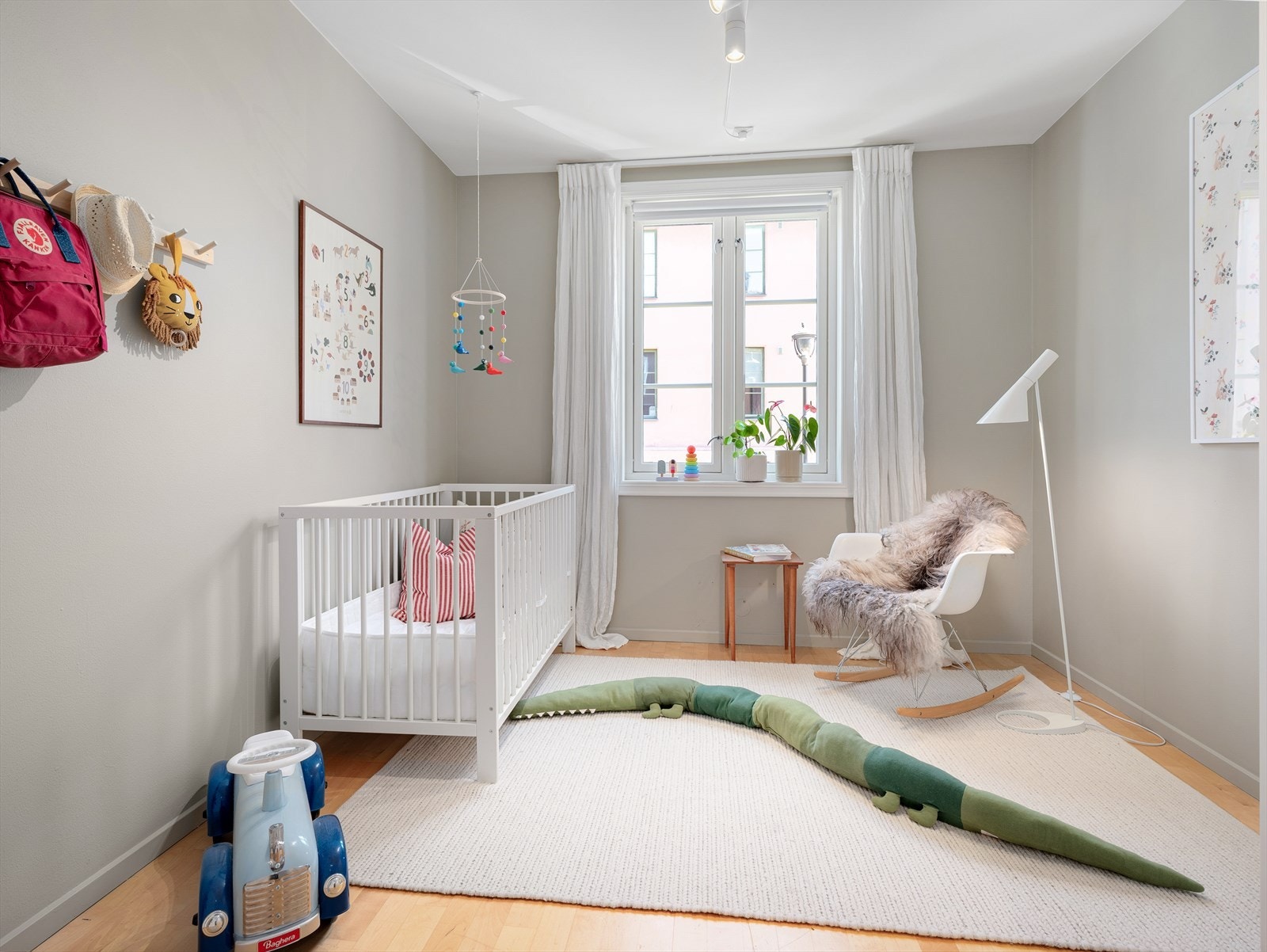 Soverom 2 har også en svært god størrelse. Dette er i dag benyttet som et barnerom, men fungerer også ypperlig som et gjesterom, hjemmekontor eller rom for utleie. Alt etter behov! Galleribilde