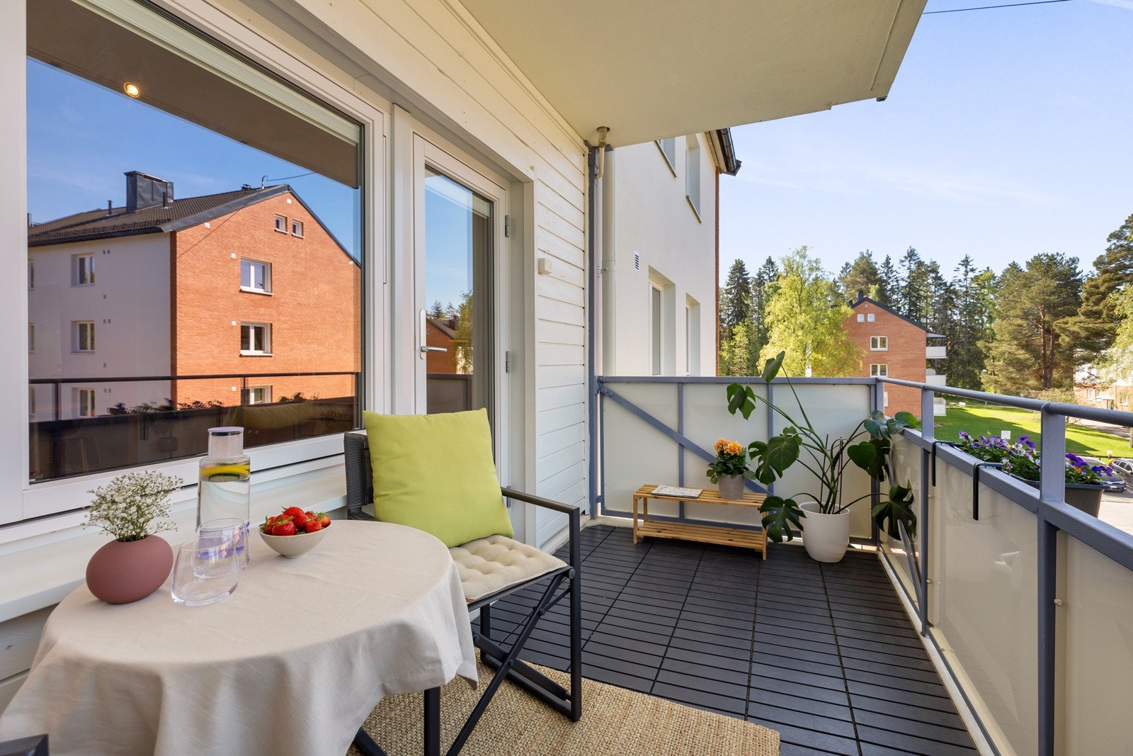 Det er god plass til utemøbler. Elektrisk/gassgrill er tillatt Galleribilde