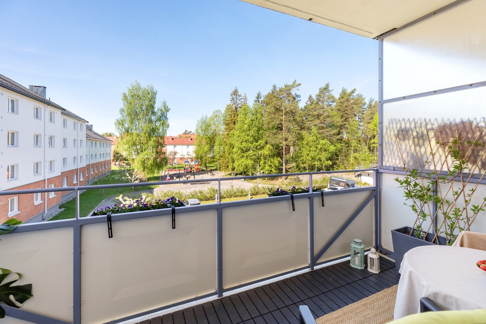 Fra stuen er det direkte adkomst til leilighetens vestvendte balkong på ca. 6,9 kvm (sol fra ca. kl. 12-21 på sommerstid) Galleribilde