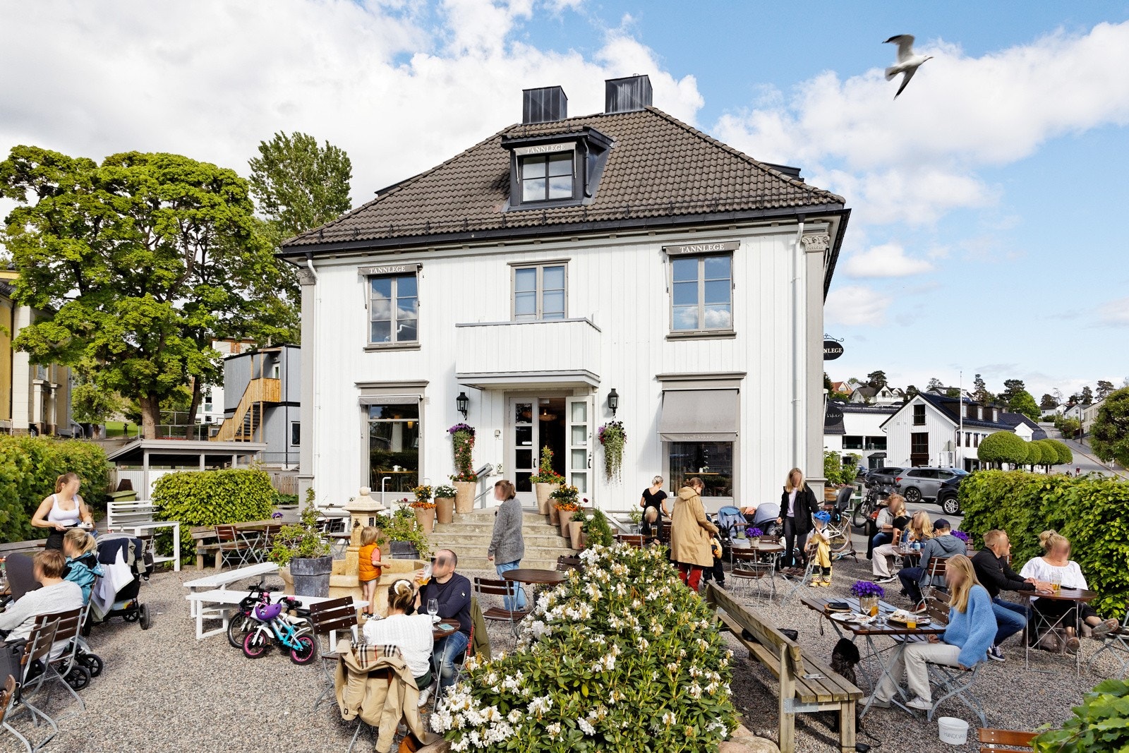 Leiligheten ligger i et meget attraktivt og sentralt boligområde på Bergkrystallen/Lambertseter med nærhet til offentlig kommunikasjon, flotte rekreasjonsområder, samt et rikt utvalg av fasiliteter og servicetilbud Galleribilde