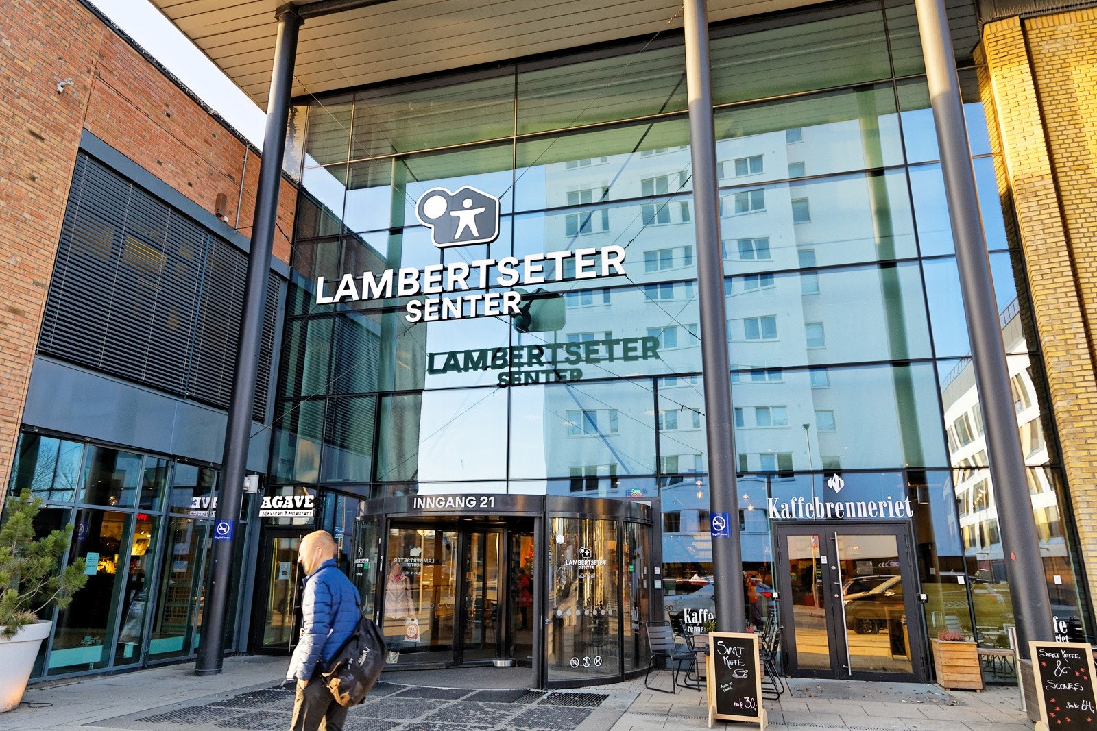 Dagligvarehandelen kan gjøres ved blant annet Rema 1000 og Kiwi som ligger like ved leiligheten. For ytterligere butikker og servicetilbud ligger Lambertseter senter i kort avstand fra leiligheten Galleribilde
