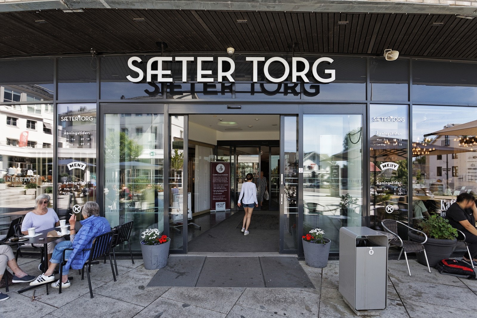 Fra boligen er det kort vei til Sæterkrysset med fasiliteter som forretninger og servicetilbud Galleribilde