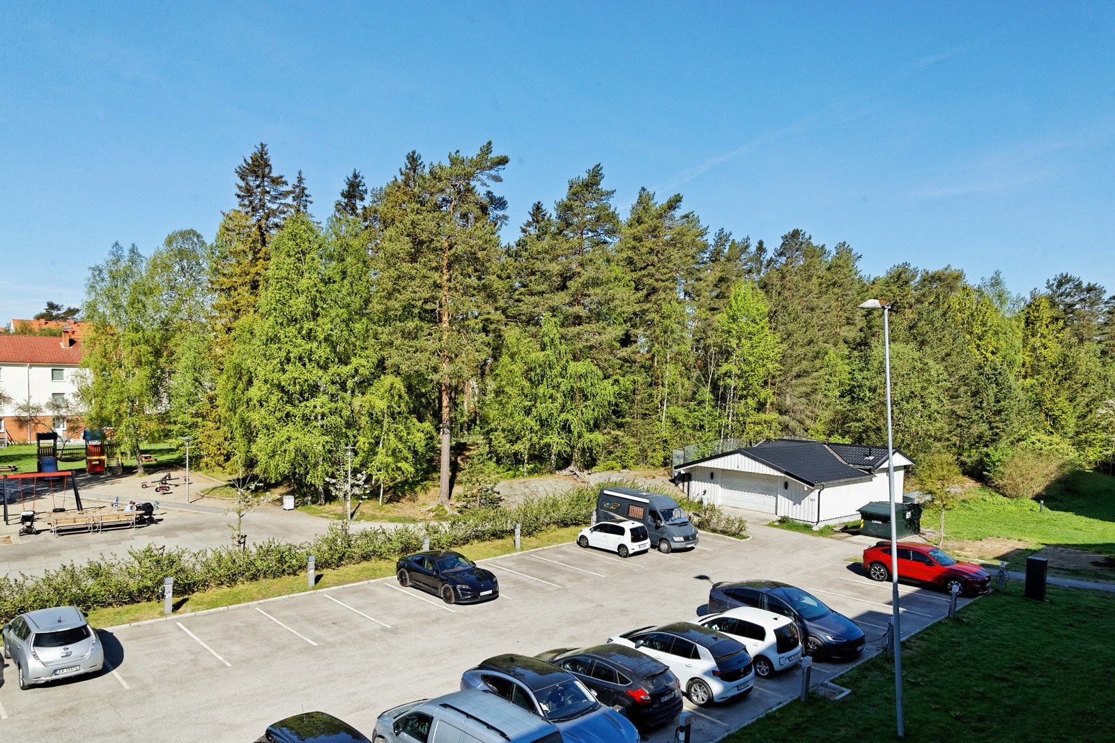Det er muligheter for leie av utvendig biloppstillingsplass i borettslaget etter venteliste. Noen av plassene har opplegg for elbil-lader Galleribilde