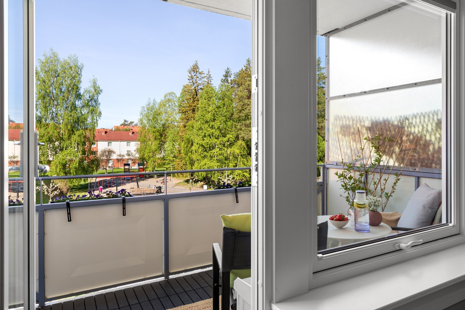 I tillegg til den solrike balkongen har du tilgang til store, flotte grøntområder på borettslagets fellestomt Galleribilde