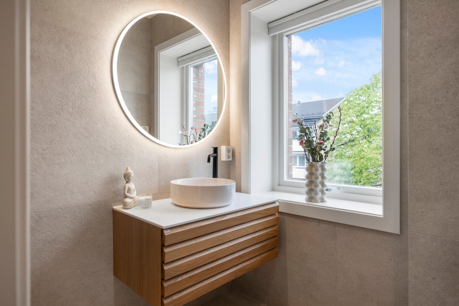 - Vindu som gir deg en god stemning på badet - Galleribilde