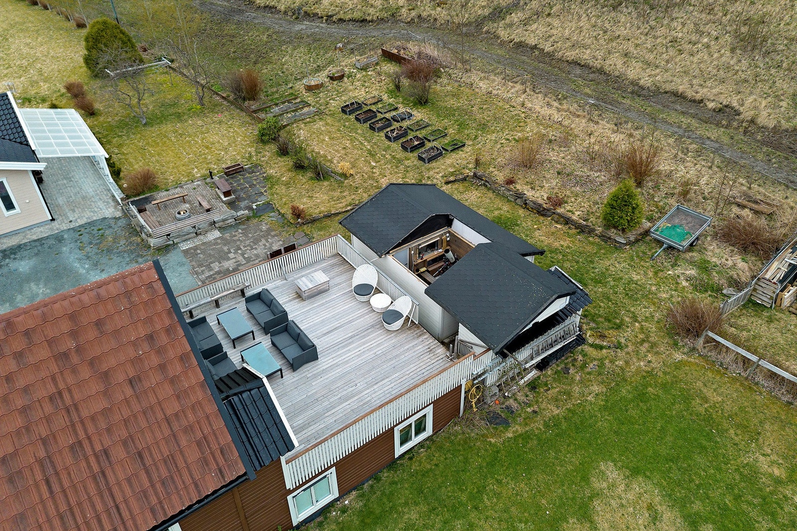 Uthus med takterrasse over innvendige boder, samt bod med delvis avtrekkbart tak. Brukt som observatorium. Galleribilde