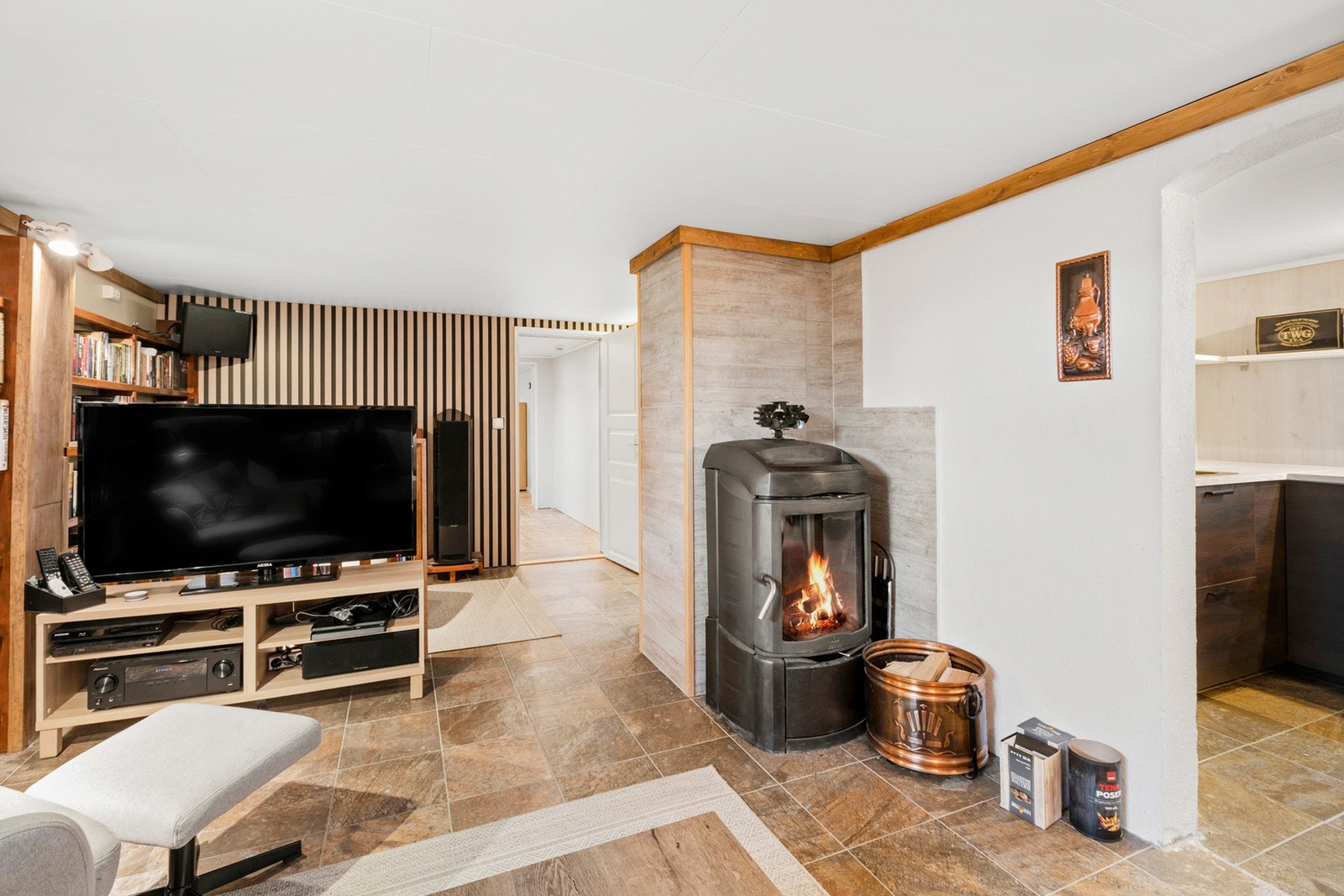 Kjellerstue med påfølgende kjøkken. Galleribilde