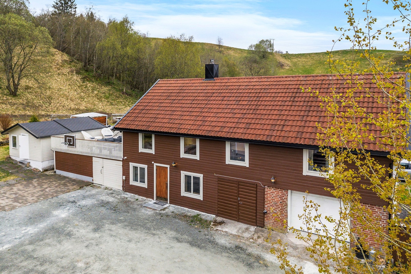Stort & innredet uthus med mye lagringsplass Galleribilde