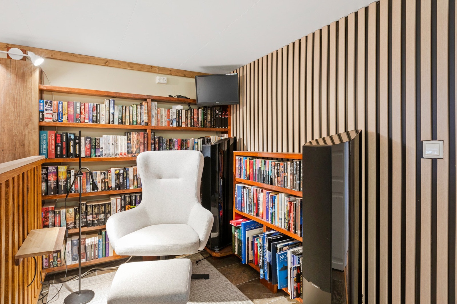 Kjellerstue med flis på gulv og gulvvarme, malt overflate på vegger og spiler. Takess i himling. Galleribilde