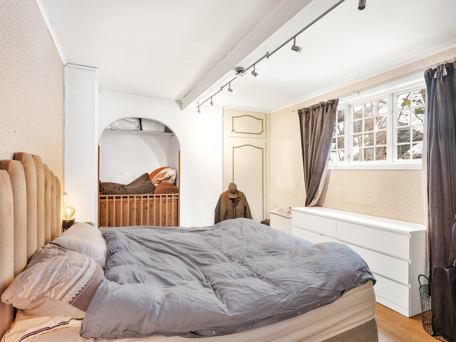 Hovedsoverommet har god størrelse og har innebygget garderobeskap. Galleribilde