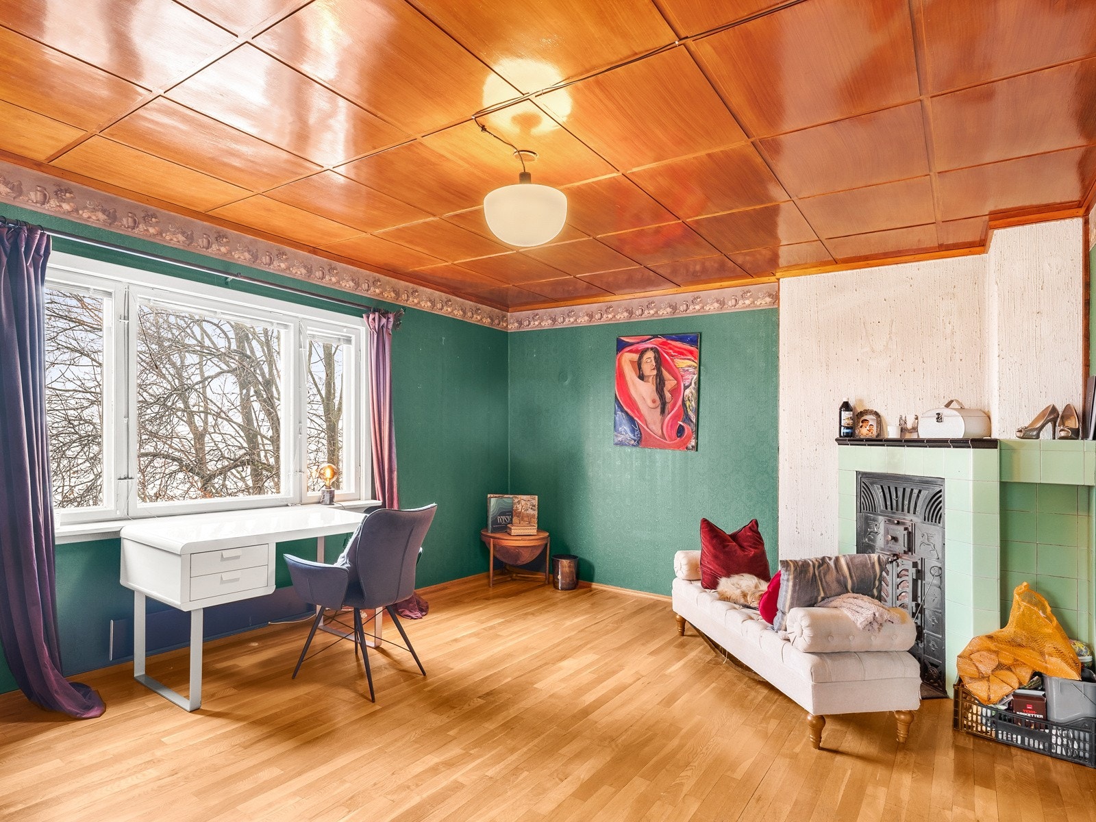 Vedkamin praktisk plassert hjørnet. Galleribilde