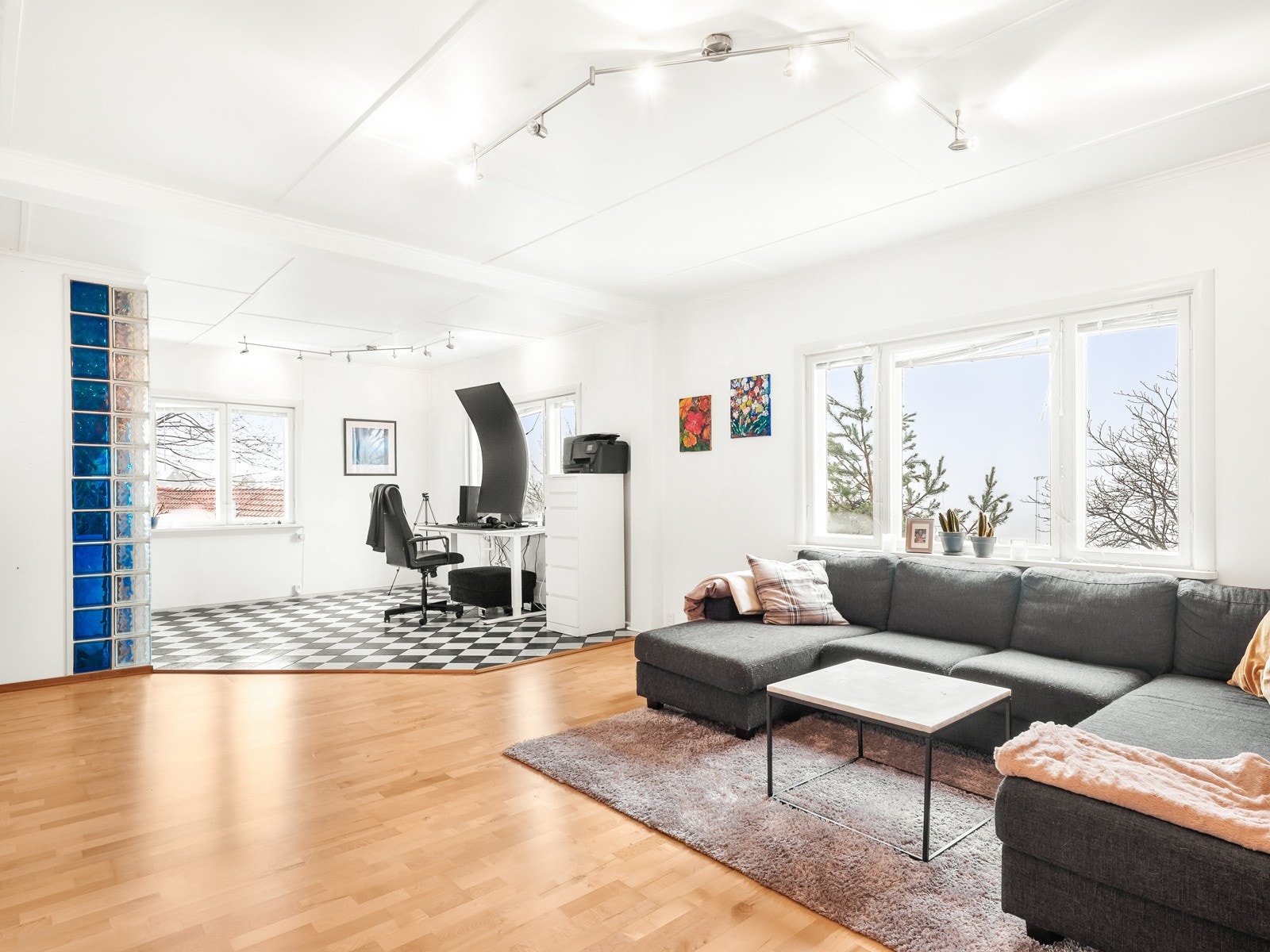 Stuen fungerer utmerket som en ungdomshule, lekerom, bibliotek, eller hjemmekino/TV-stue. Galleribilde