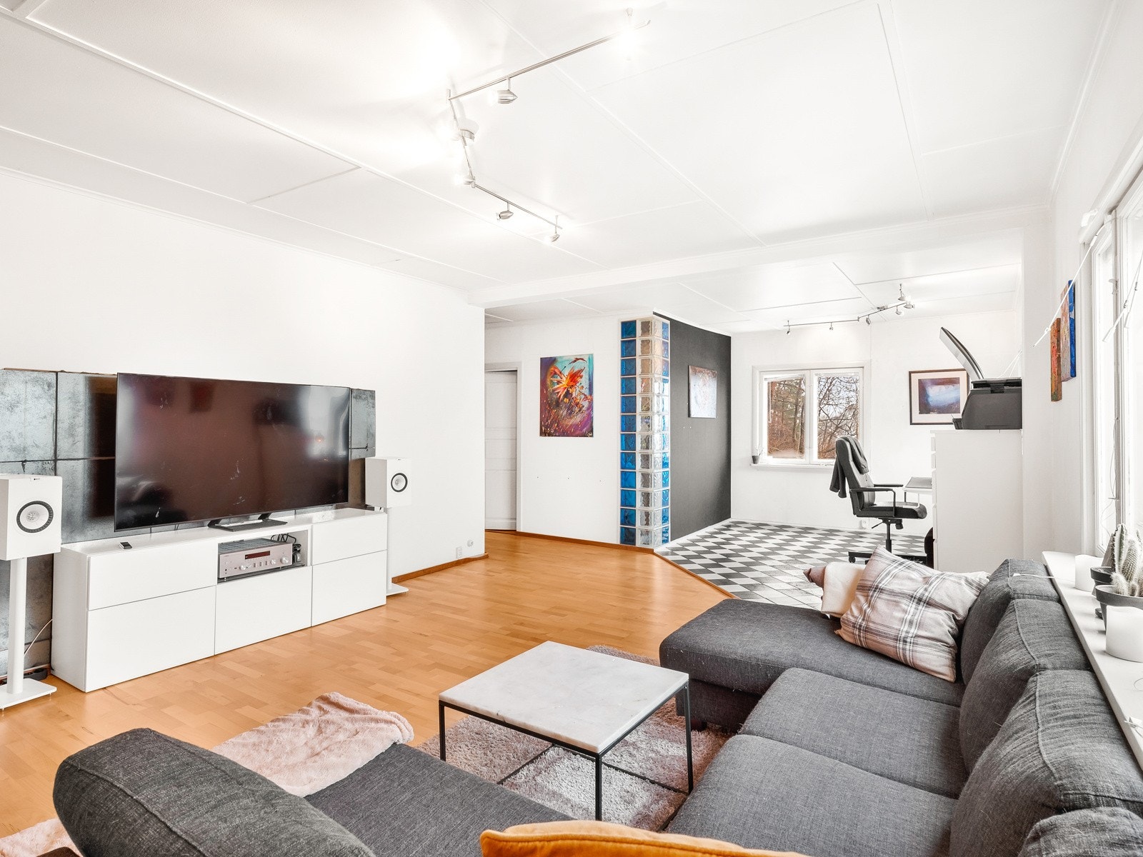 I 2. etasje finner du 2 soverom, samt en stor stue. Galleribilde