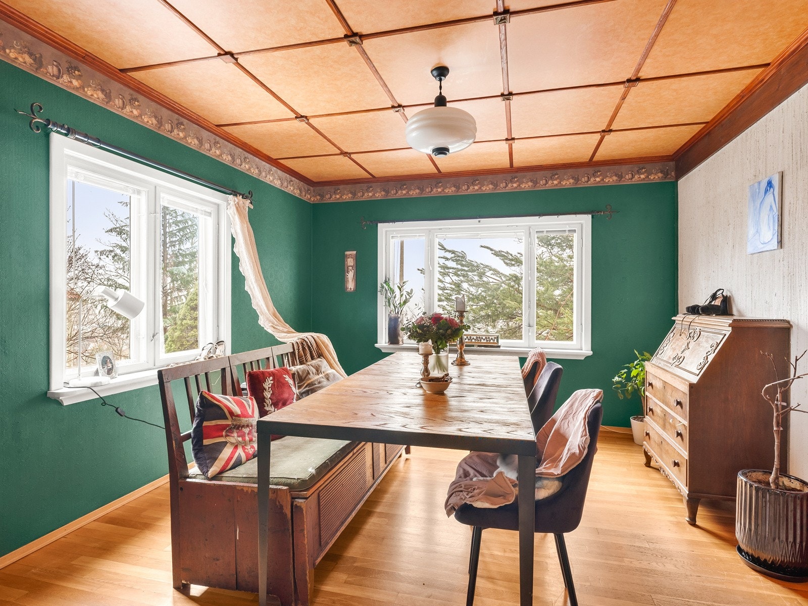 Spisestuen er av god størrelse, og har god plass til stort spisebord. Galleribilde