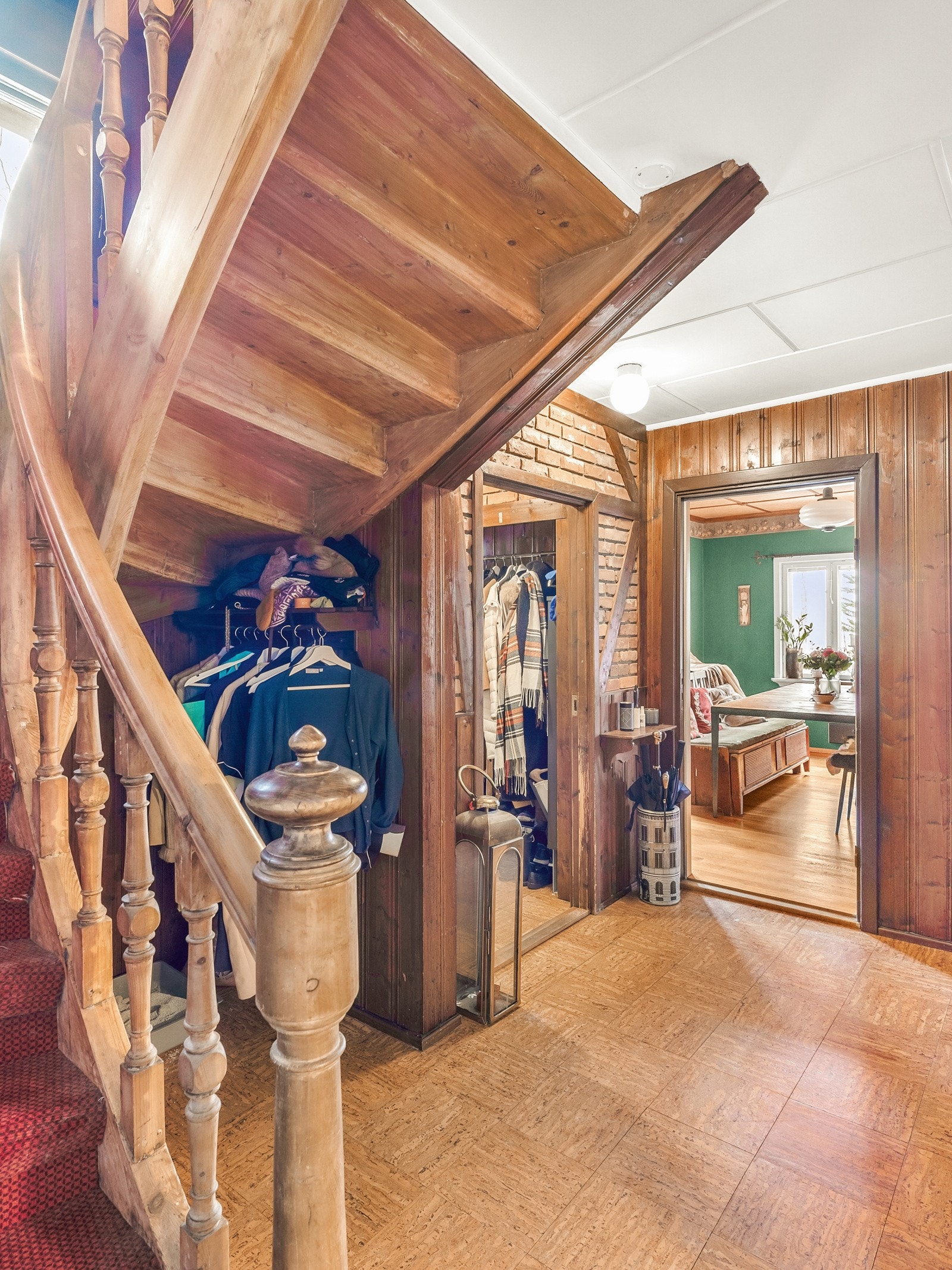 Entréen har godt med plass til sko og oppheng av ytterklær. Galleribilde