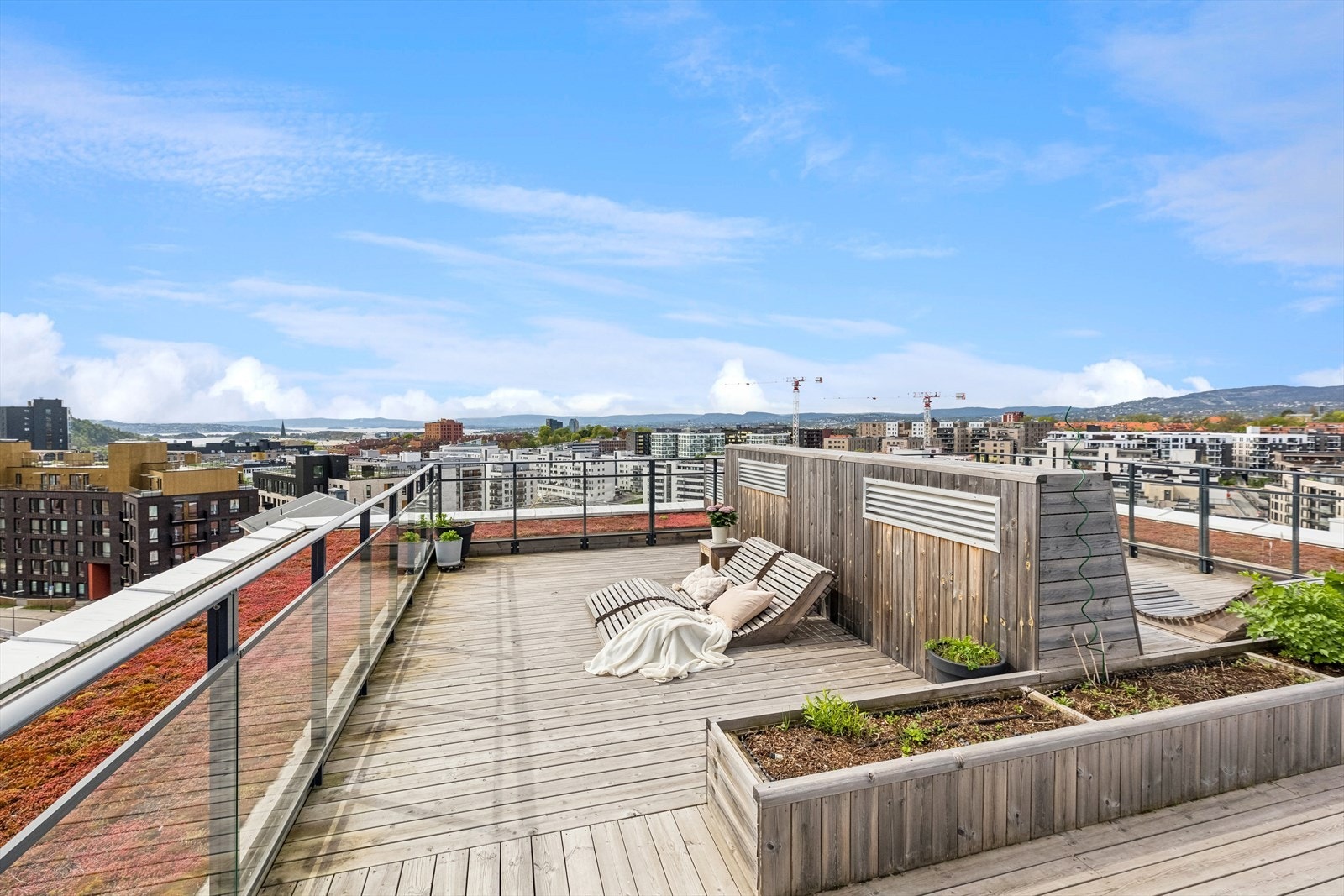 I tillegg til balkongen finnes det felles takterrasse for andelseierne med flott utsikt over byen. Galleribilde