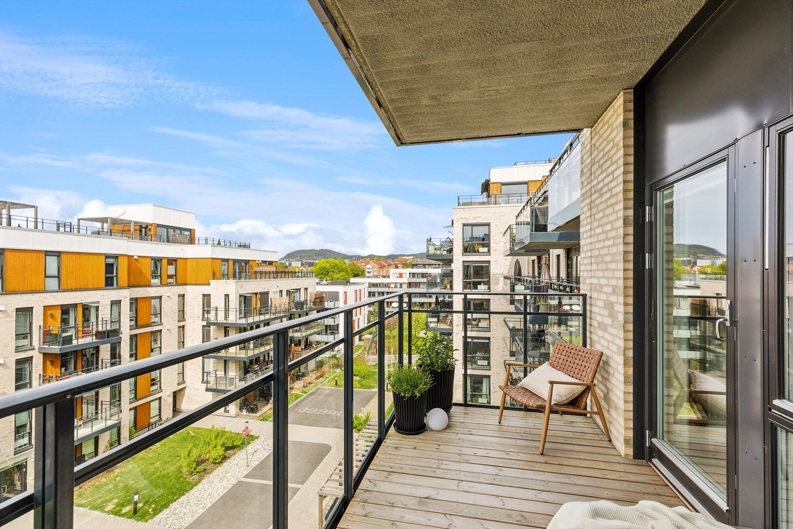 Balkongen er vendt mot rolig bakgård og byr på kveldssol. Galleribilde
