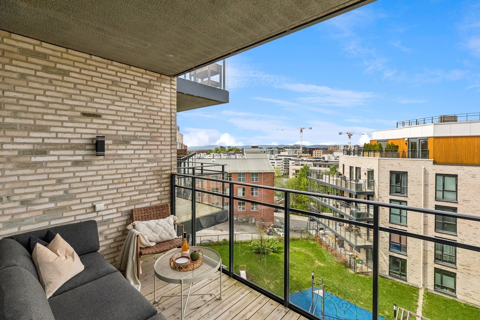 Fra stuen er det utgang til en stor balkong på ca. 10 m². Galleribilde