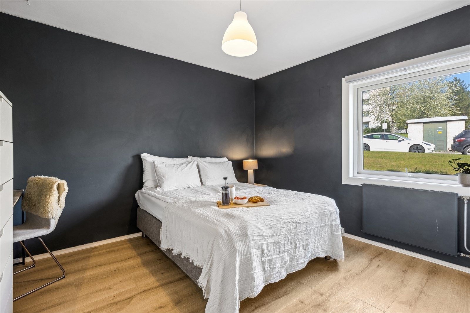Leiligheten inneholder et stort soverom med garderobe Galleribilde