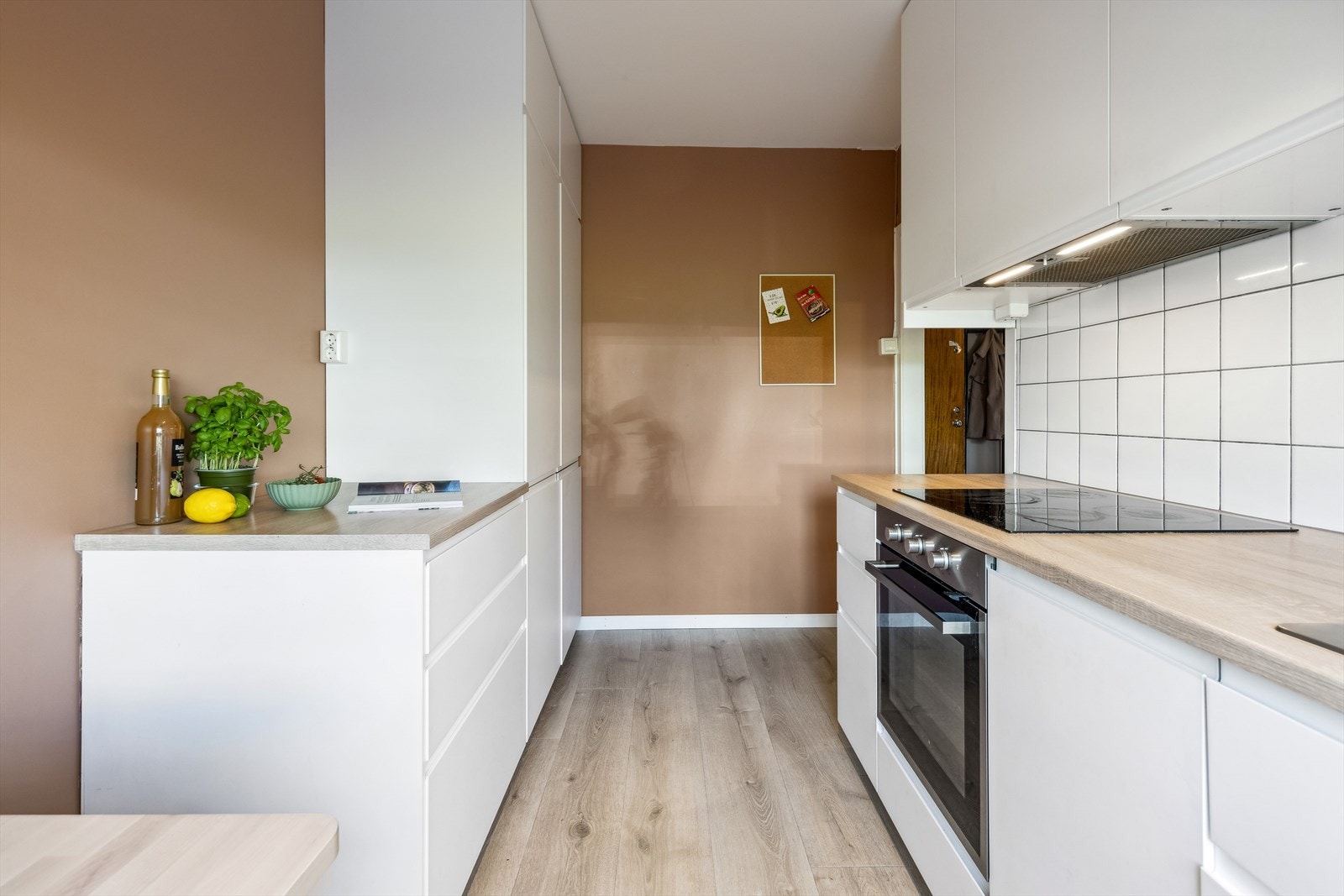 Kjøkkenet utstyrt med integrert platetopp, stekeovn, oppvaskmaskin, kjøl- og fryseskap Galleribilde