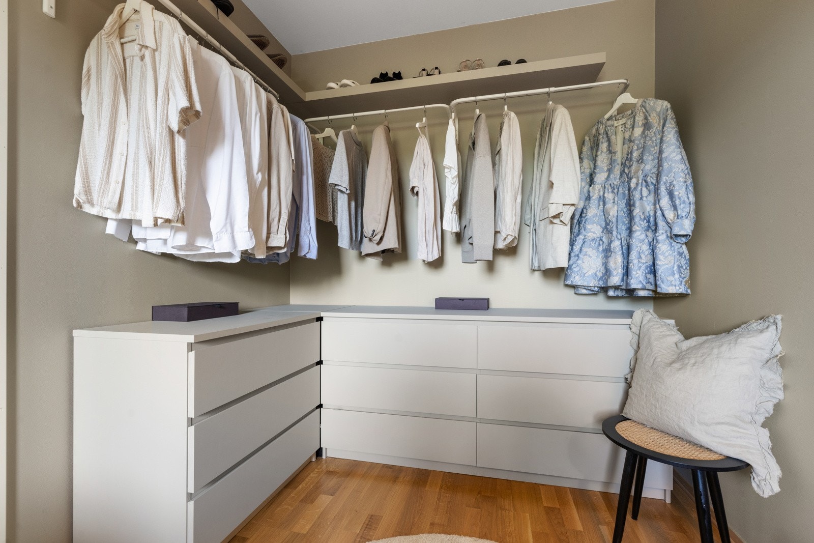 Klærne kan pent ryddes vekk i en stor, åpen garderobe Galleribilde