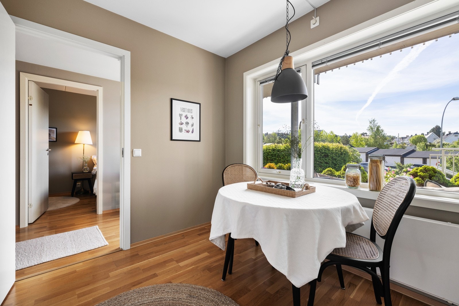 God plass til hyggelig frokostbord Galleribilde