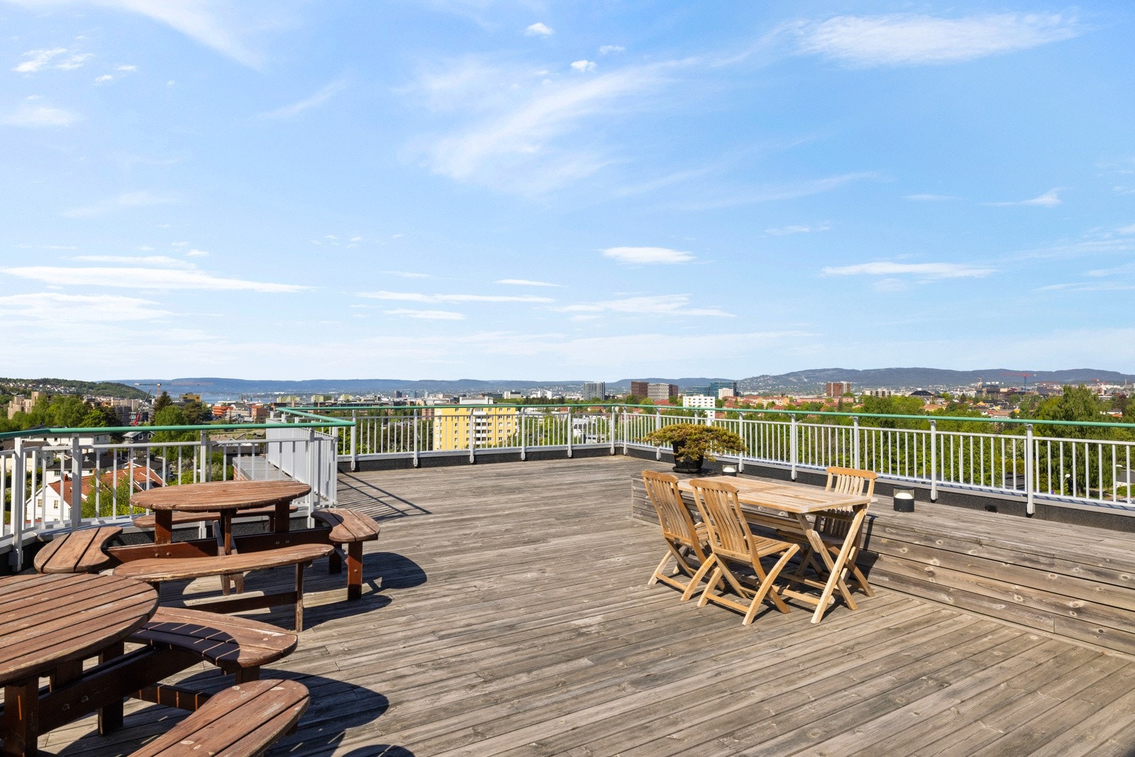 Som beboer i Lønnebakken borettslag har du tilgang til en felles takterrasse med spektakulær utsikt over Oslo by Galleribilde
