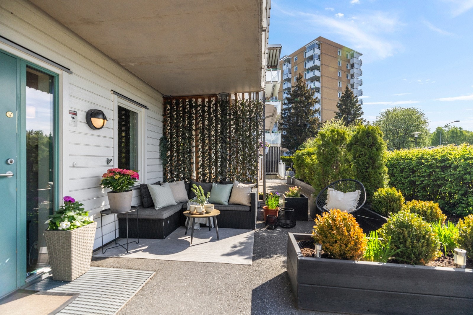 Selger har fått godkjennelse fra styret til å disponere området til høyre for inngangsdøren. På denne siden av leiligheten har du fantastisk morgensol frem til ca. klokken 17 på sommerstid Galleribilde