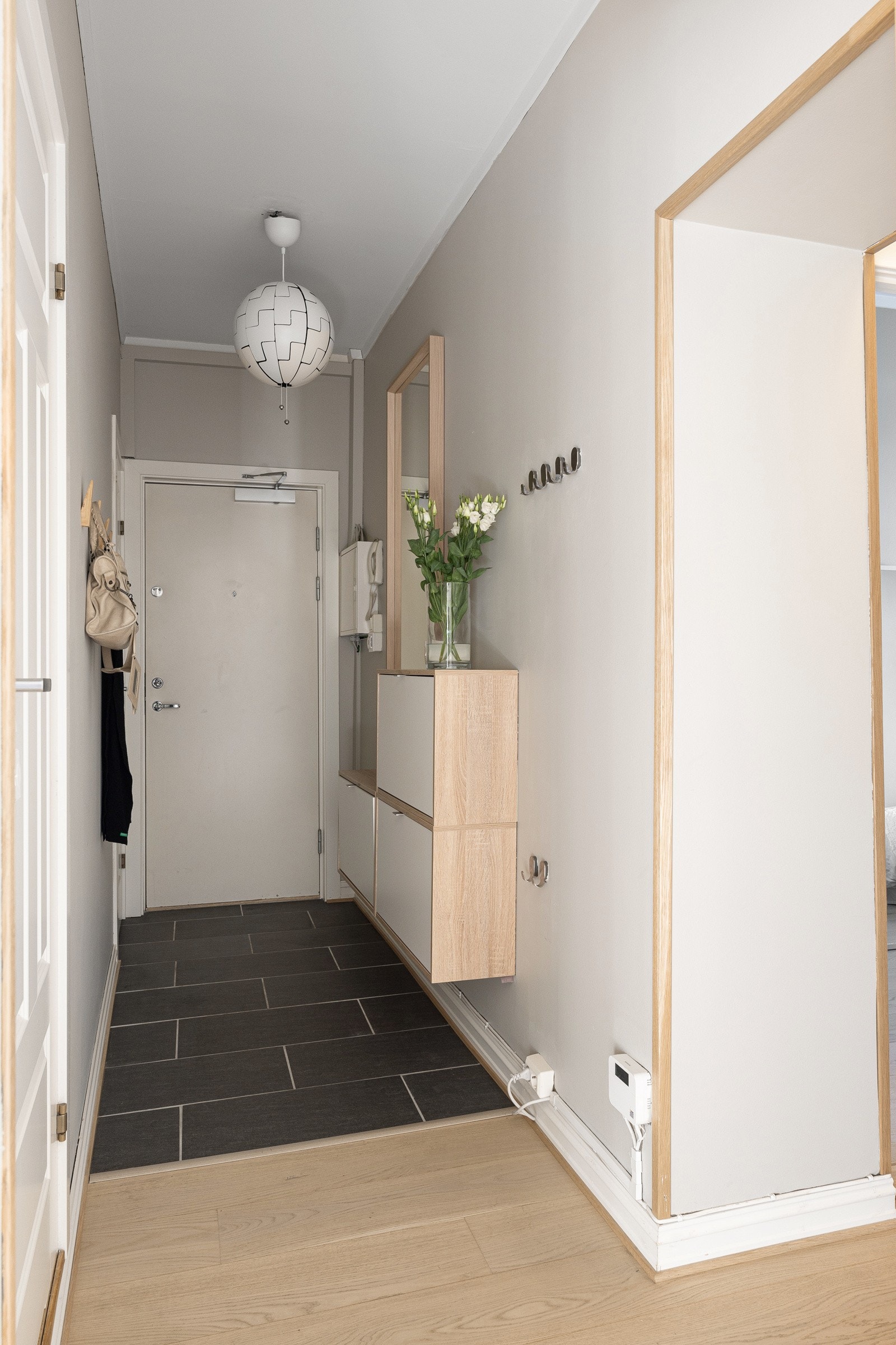 Flott entré med plass til oppheng av yttertøy og lagring av sko. Galleribilde