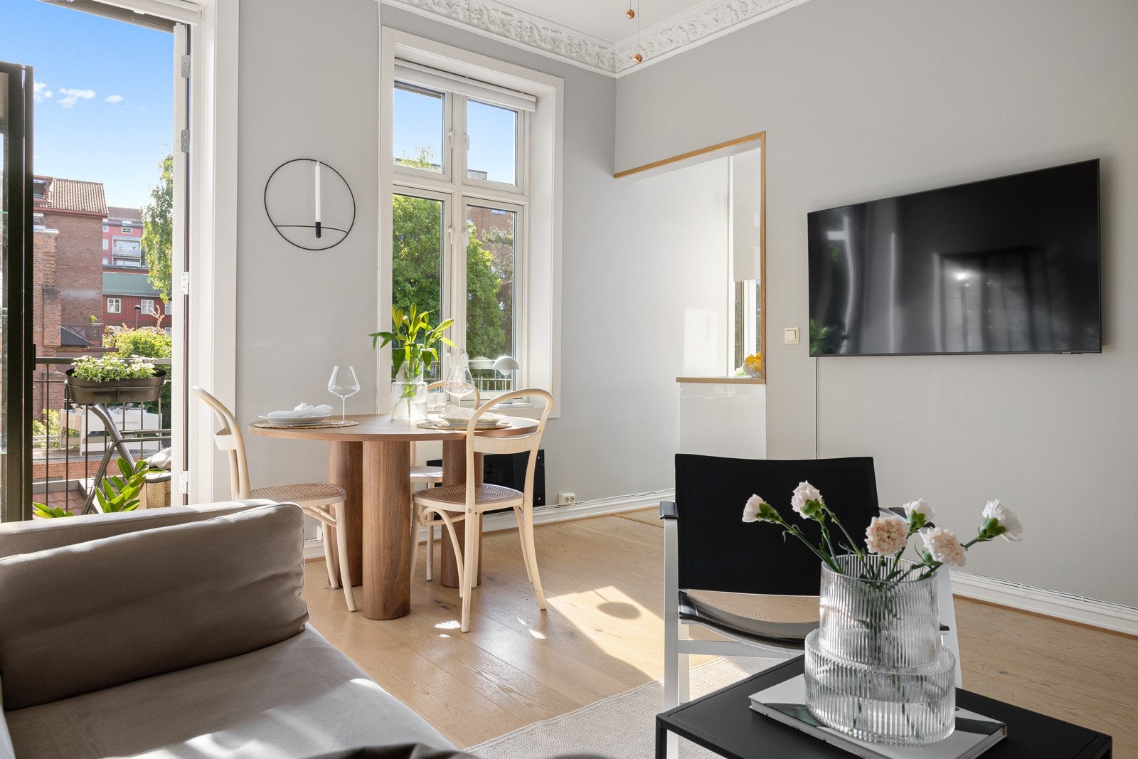 Flott romløsning med delvis adskilt stue og kjøkken. Galleribilde