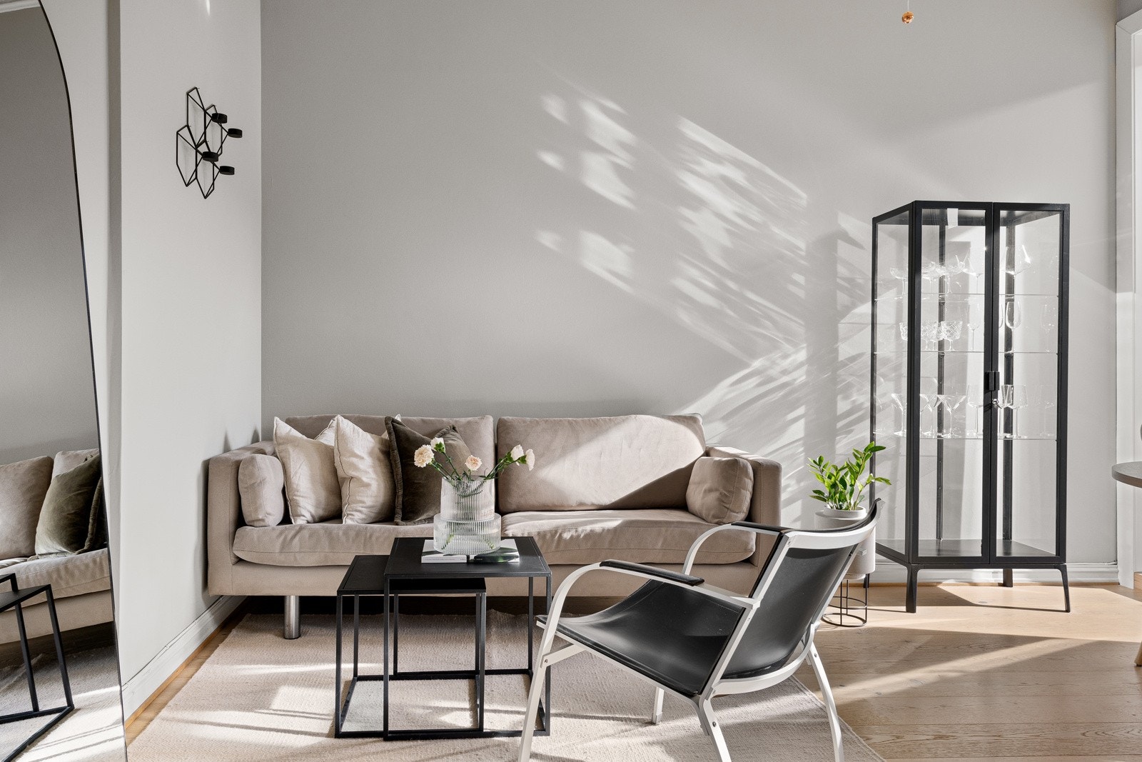 Leiligheten ble pusset opp i 2019 med delikate farge og materialvalg. Galleribilde