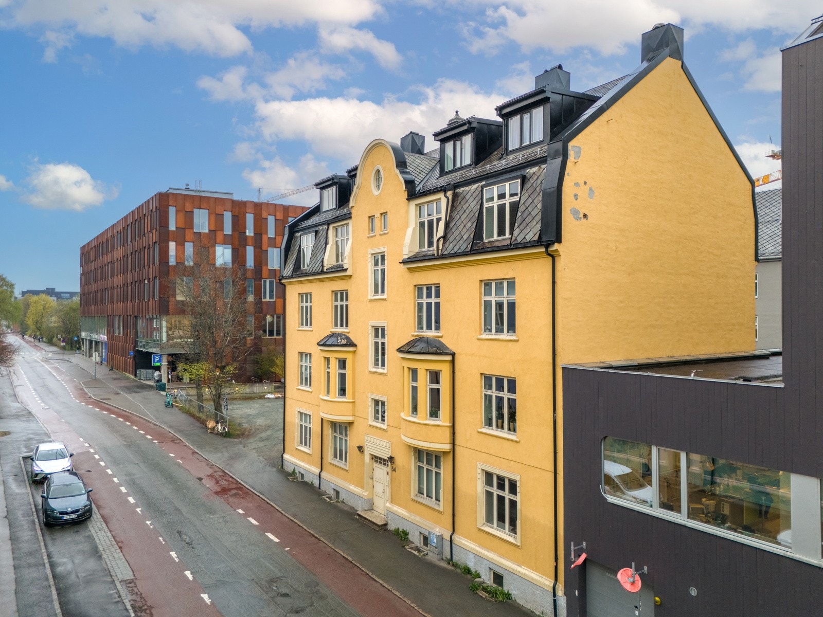 Leiligheten lgger pent plassert i øverste etasje med takterrasse mot vest. Det er heis i bygget. Galleribilde