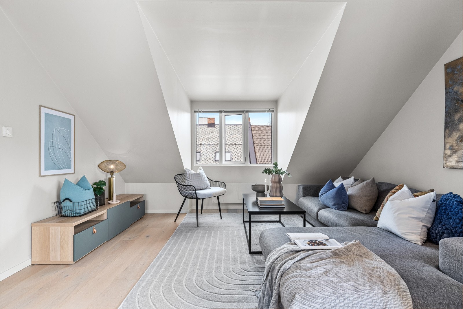 Innbydende og moderne stue med lekker 1-stavsparkett og overflater i moderne farger. Galleribilde