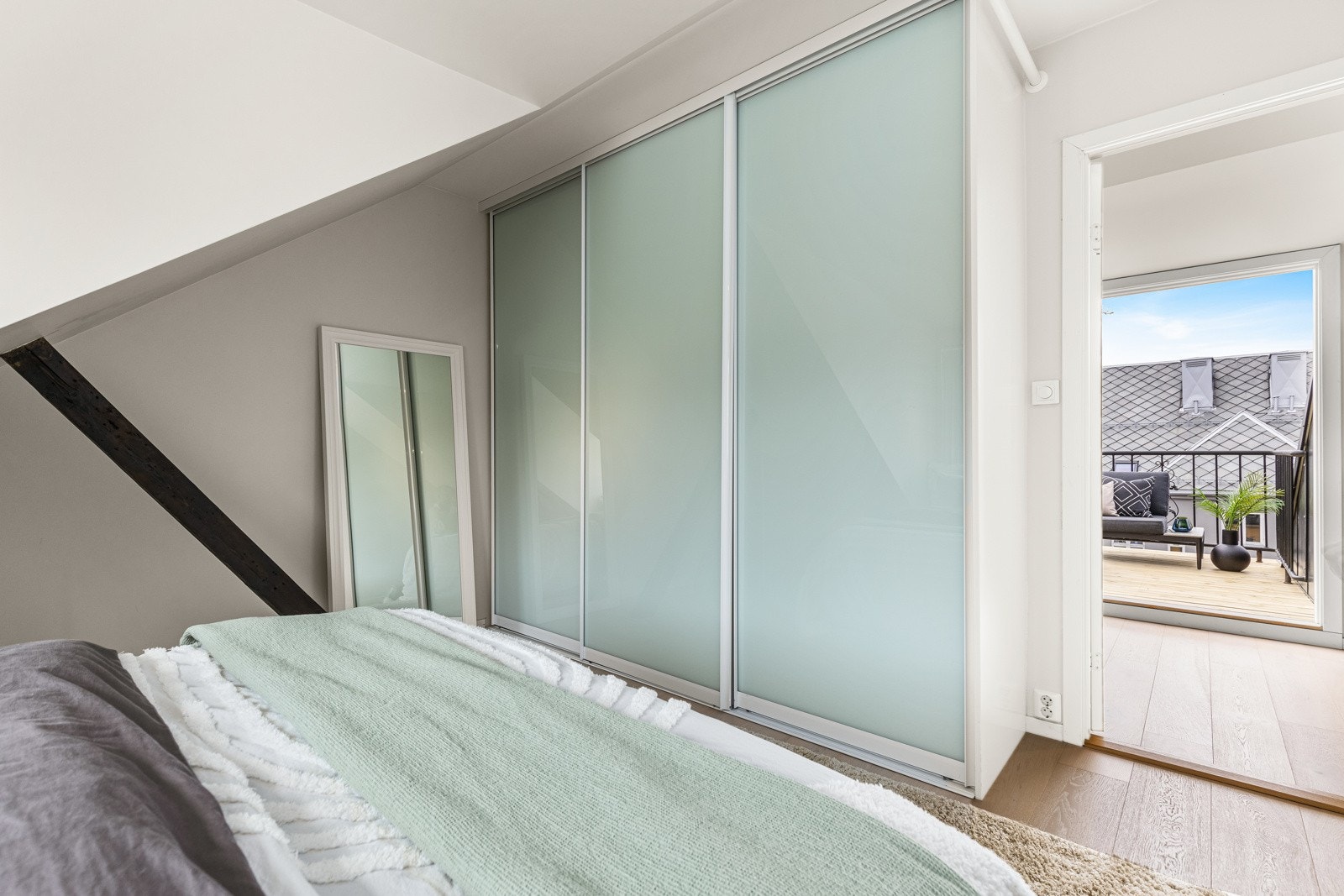 Romslig skyvedørsgarderobe på soverom. Galleribilde