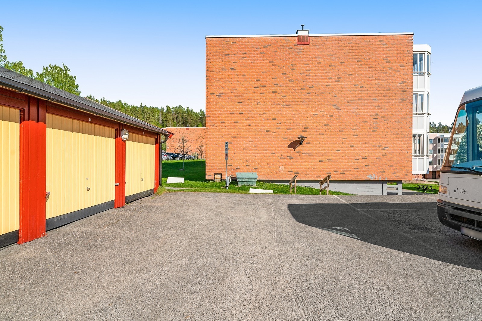 Leiligheten disponerer en biloppstillingsplass på borettslagets eiendom med el-bil lader Galleribilde
