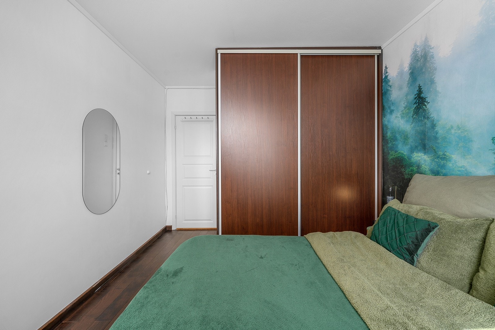 Hovedsoverommet er romslig med god plass til dobbeltseng og nattbord, og er innredet med skyvedørsgarderobe Galleribilde