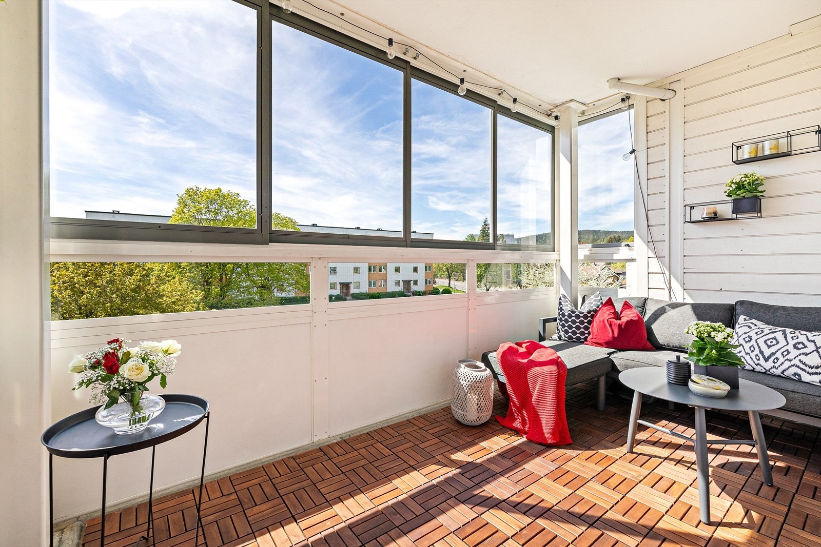 Balkongen har enkle skyveglass over rekkverk. Galleribilde