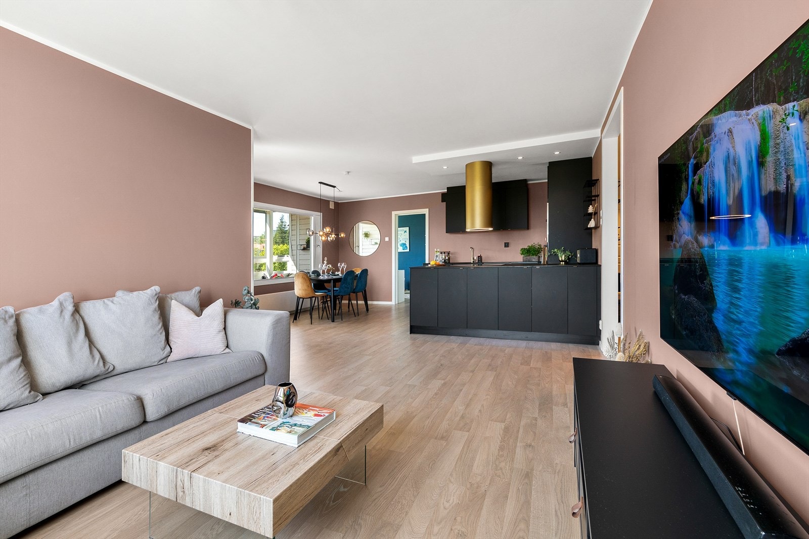 En koselig og innbydende stue-/kjøkkenløsning som gjør matlaging og sosialt samvær til en glede. Galleribilde