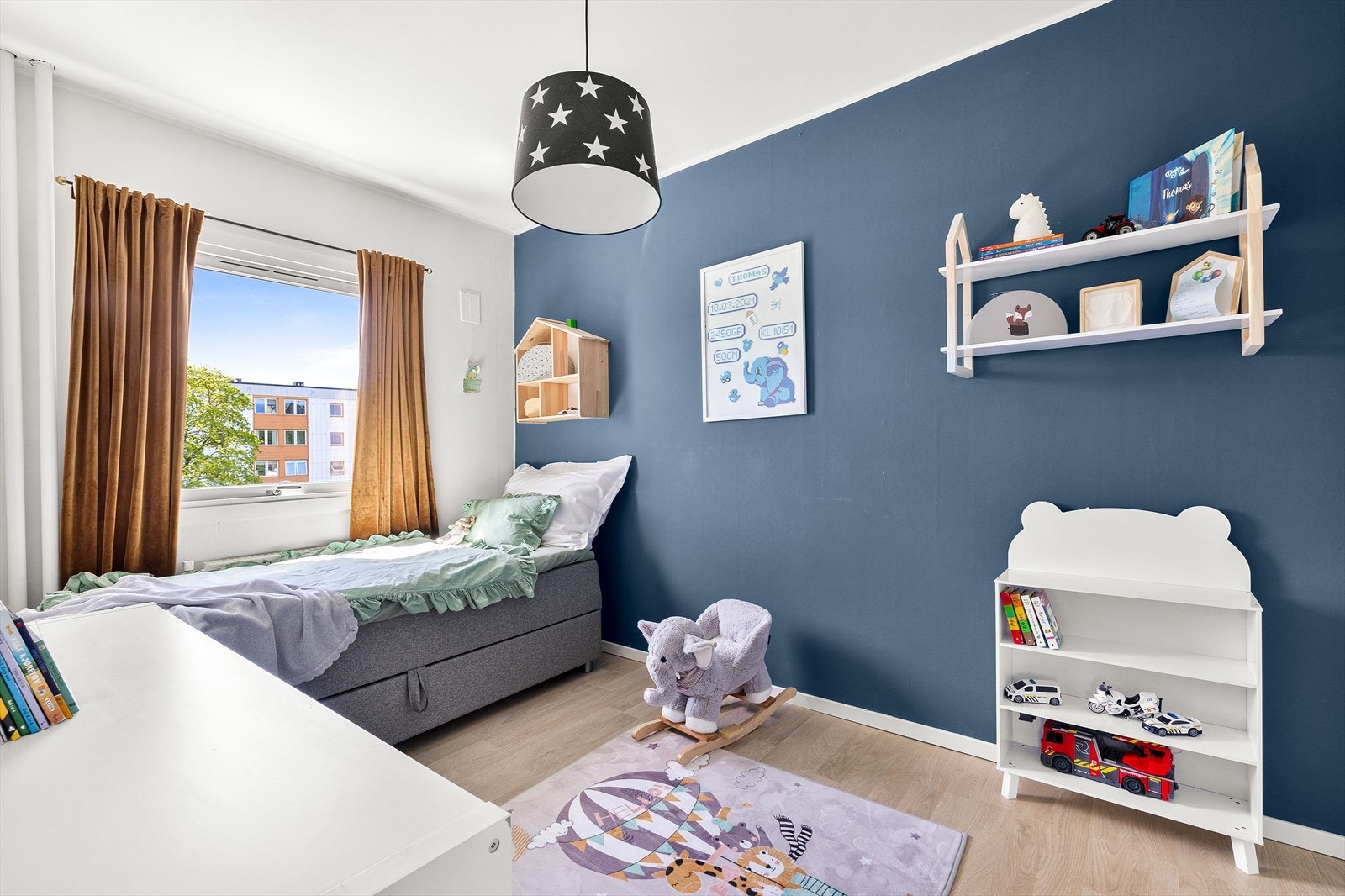 Soverom 3. Dette sjarmerende rommet fungerer som et koselig barnerom. Galleribilde