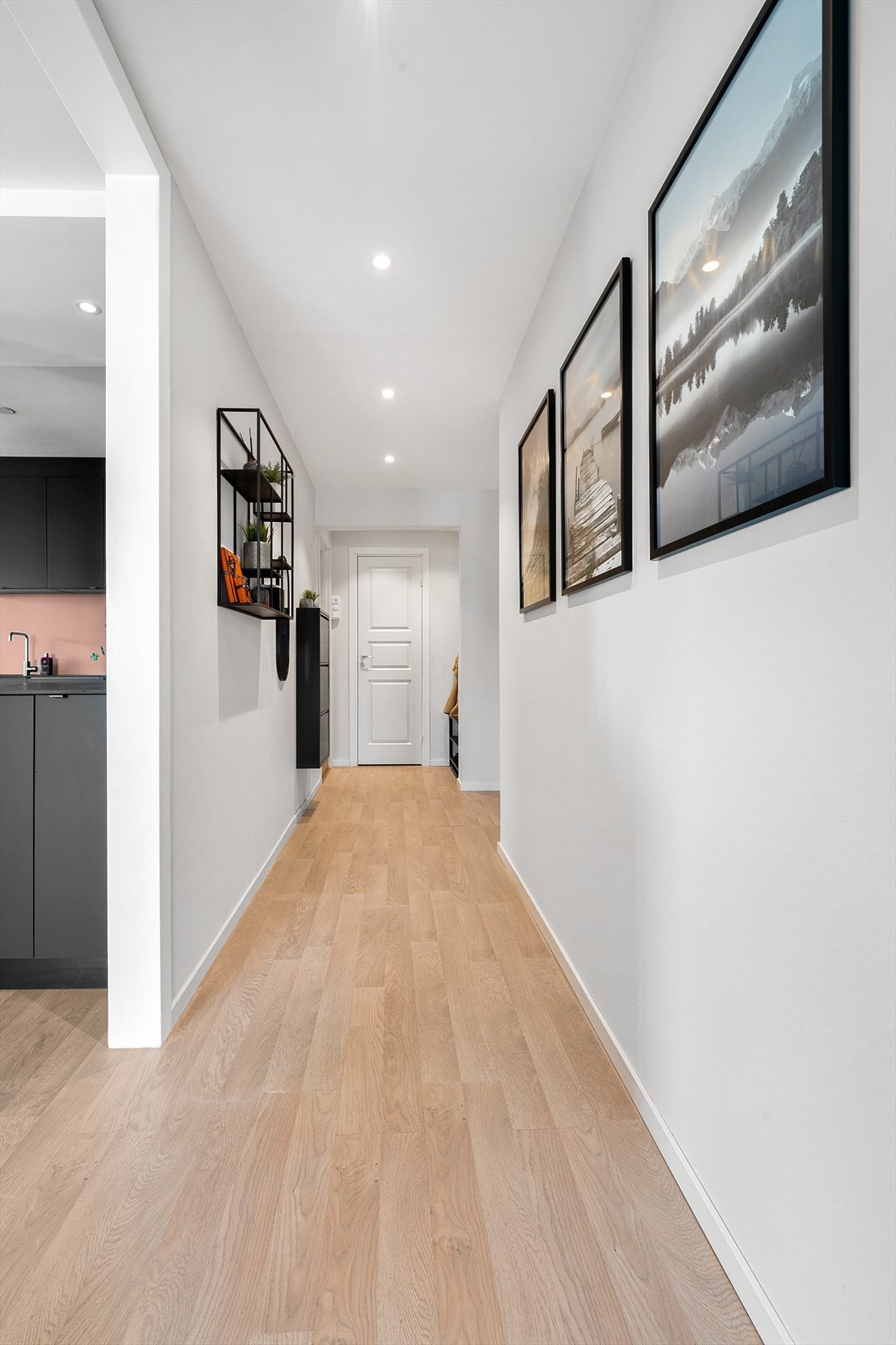 Dette innbydende inngangspartiet ønsker deg varmt velkommen hjem med sin sjarm og karakter. Galleribilde