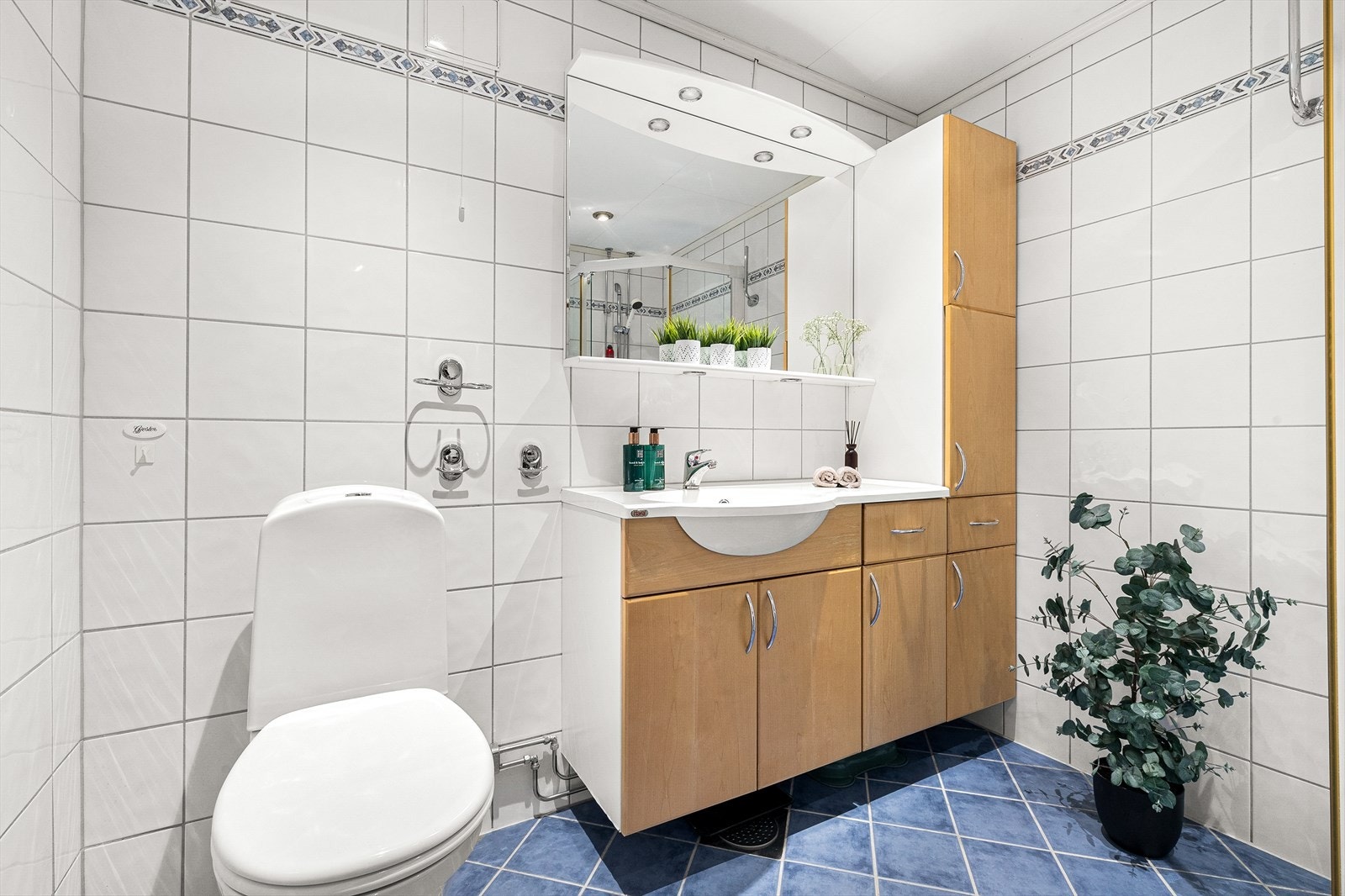 Flott bad med flislagte overflater utstyrt med varmekabler. Galleribilde