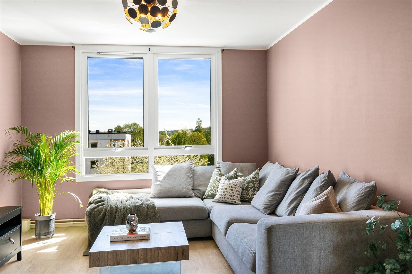 Stuen har store vindusflater som slipper inn rikelig med naturlig lys. Galleribilde